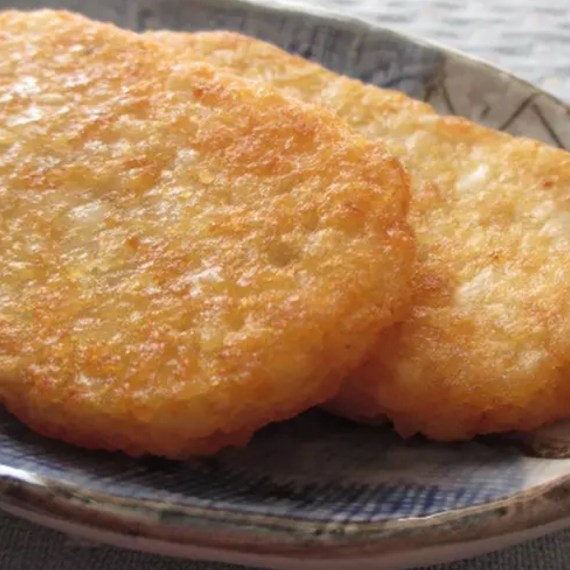 皿に置かれたハッシュポテトのにんにくバター焼き