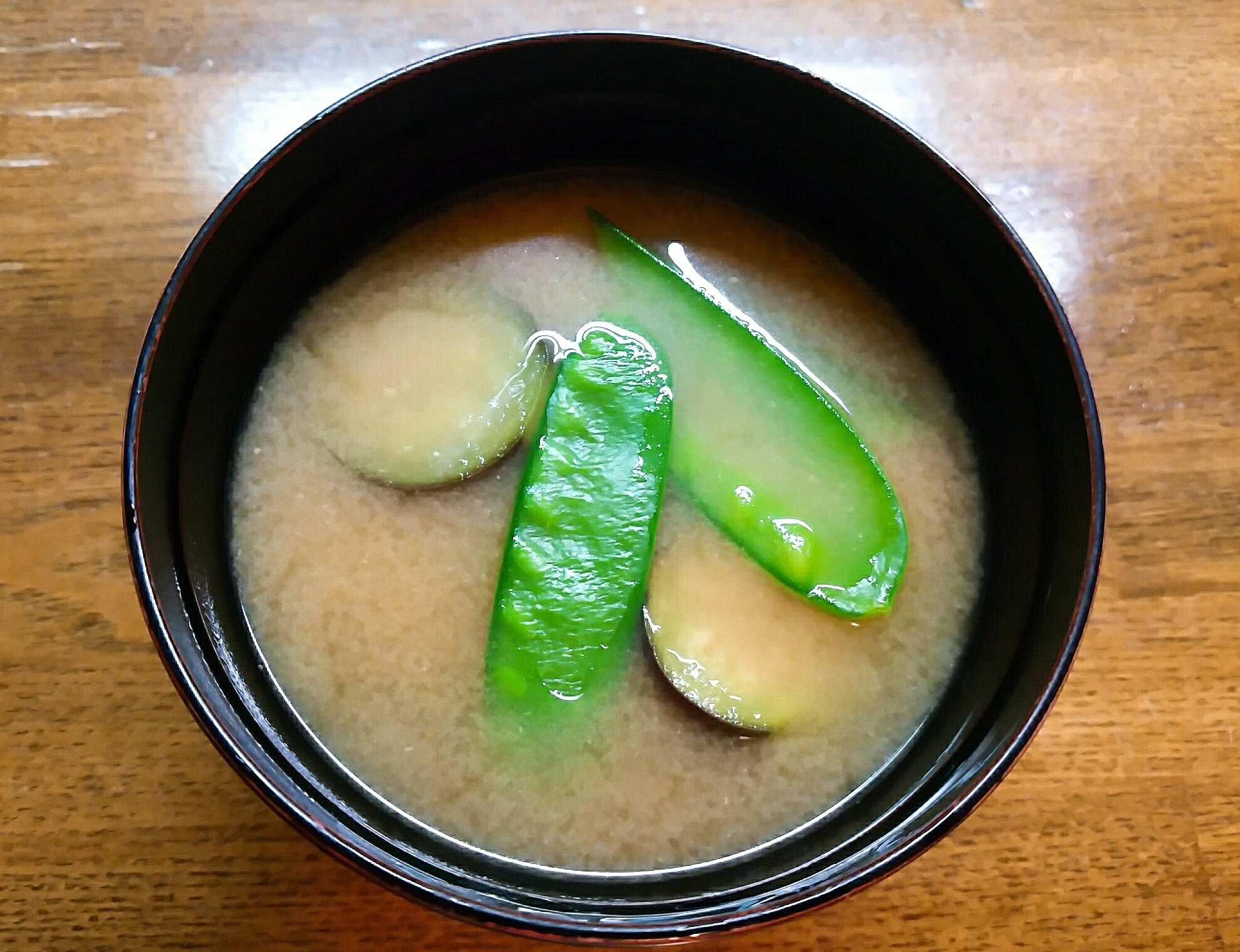 茄子と絹さやの味噌汁