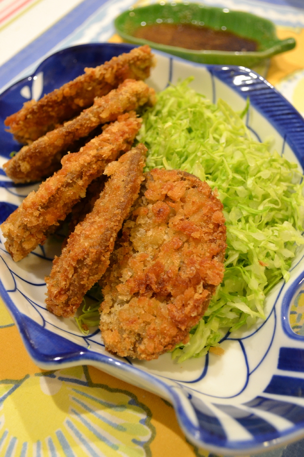 キャベツが添えられた黒はんぺんフライ