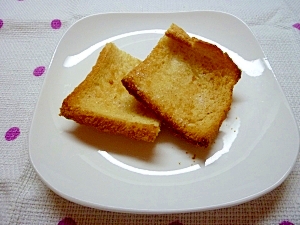 トースターで、パンの端切り落としのラスク