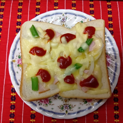 ビアハムと絹さやと玉ねぎのピザトースト。