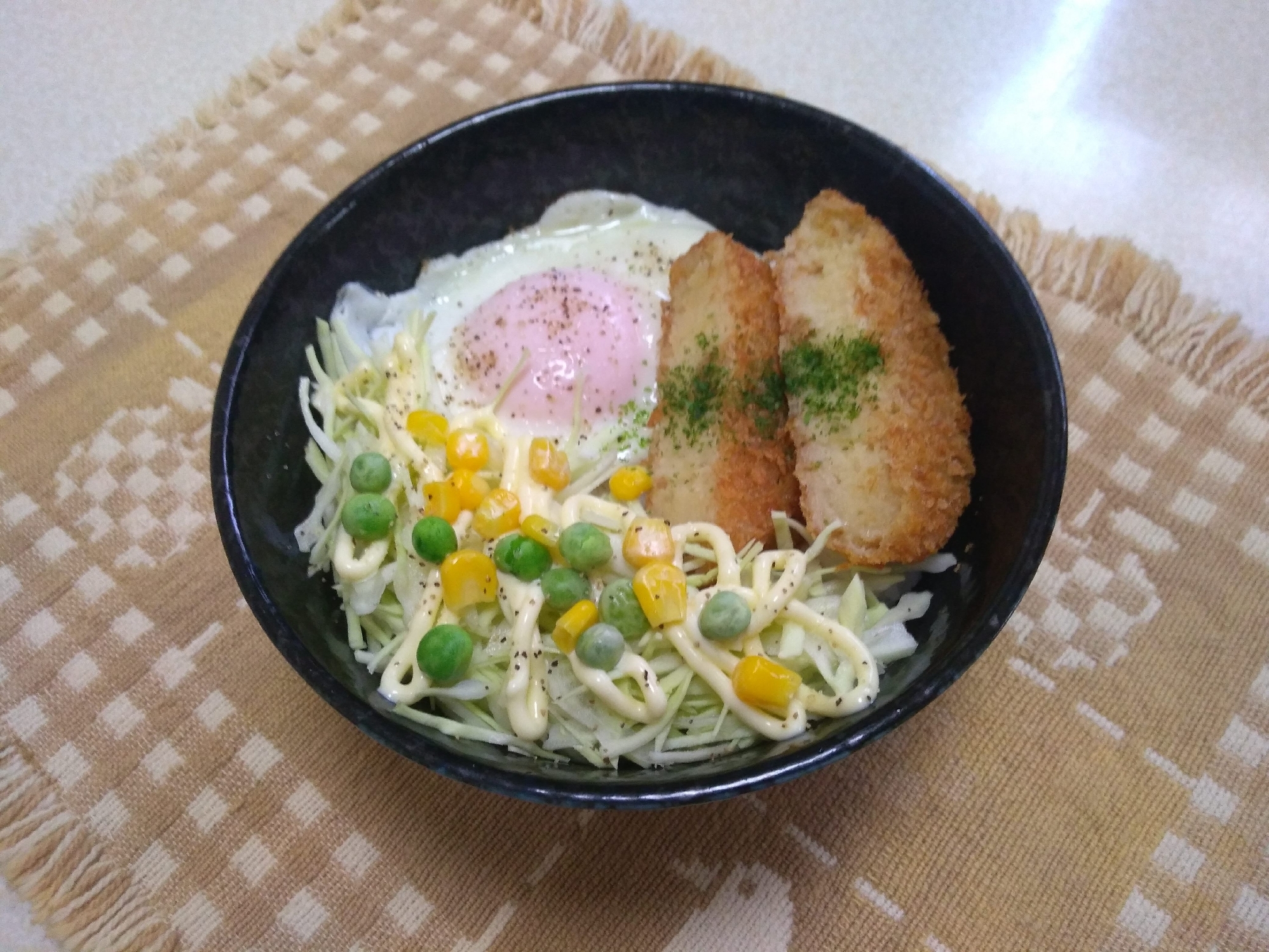 コロッケと目玉焼きのロコモコ丼