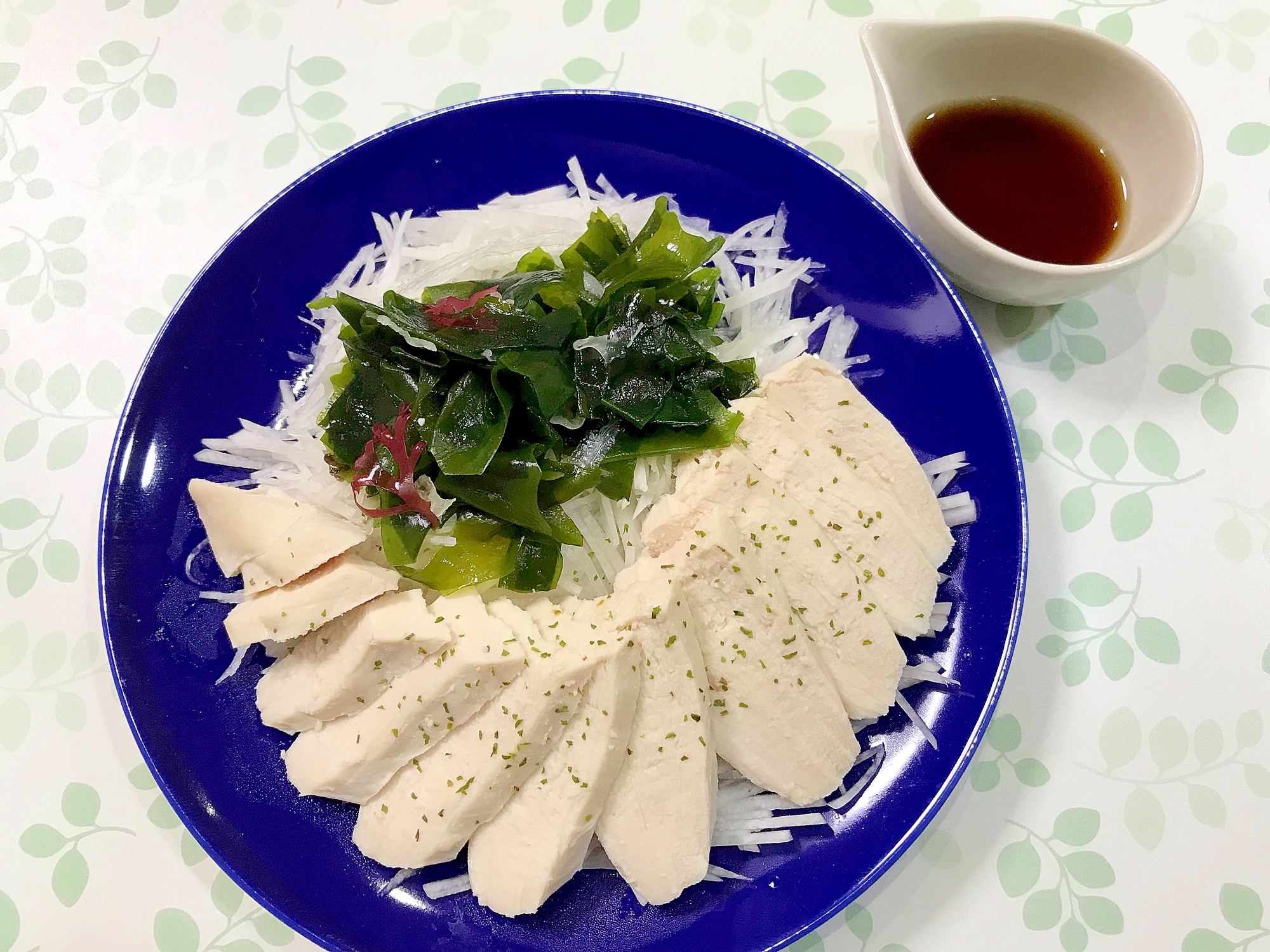 チキンと海藻の大根サラダ