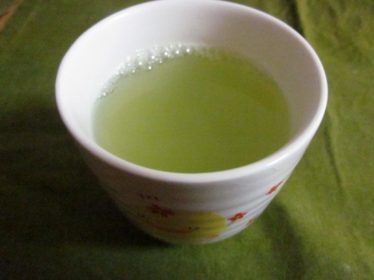 緑茶を濃いめに出してみました。ピーチの香りと相まって、癒されますね(^^♪
ごちそうさまでした。