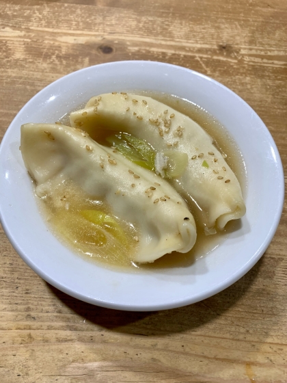 お土産の大きい餃子で作ってみました！生姜がきいていて美味しかったです！スープおかわりしました^_^