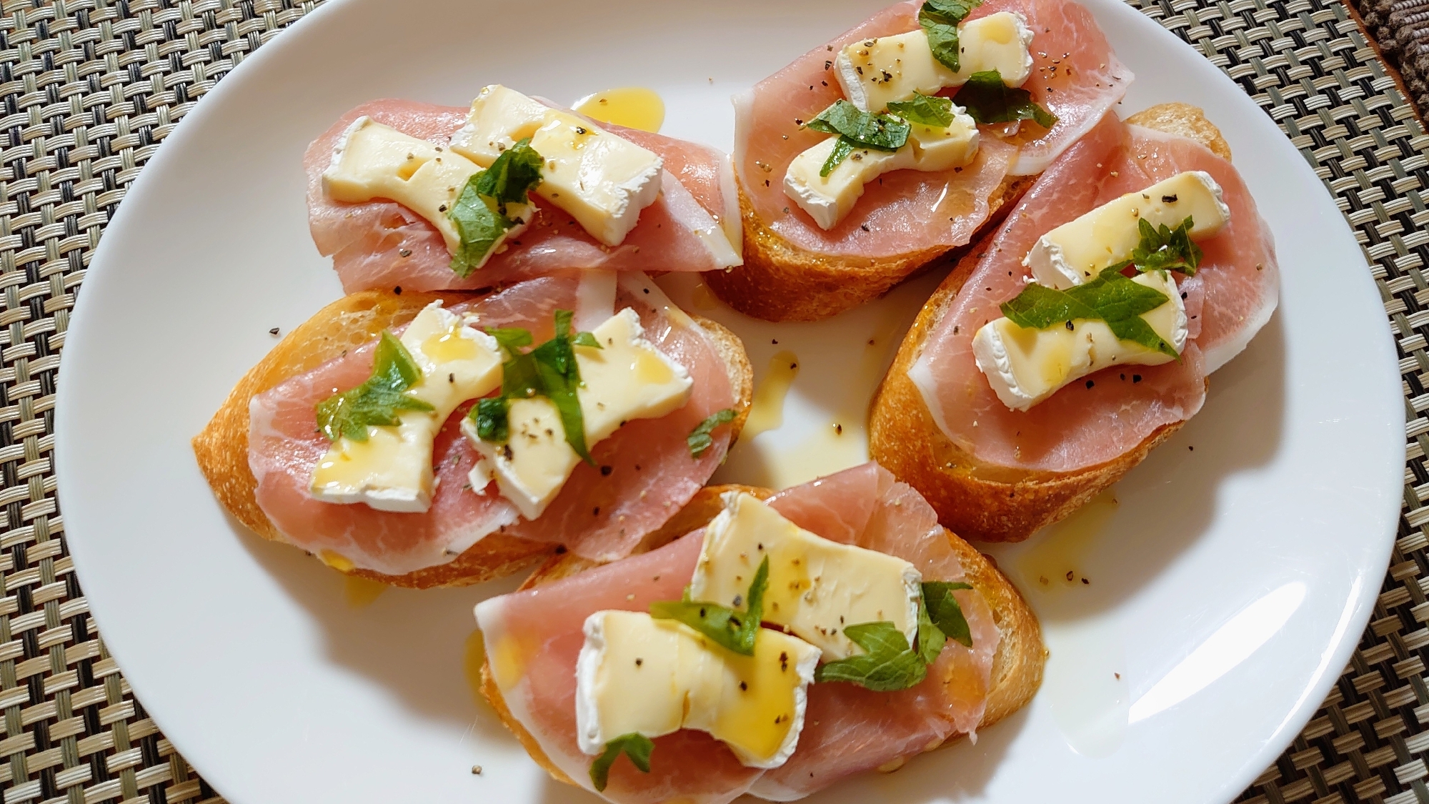 生ハムとブリーチーズのブルスケッタ
