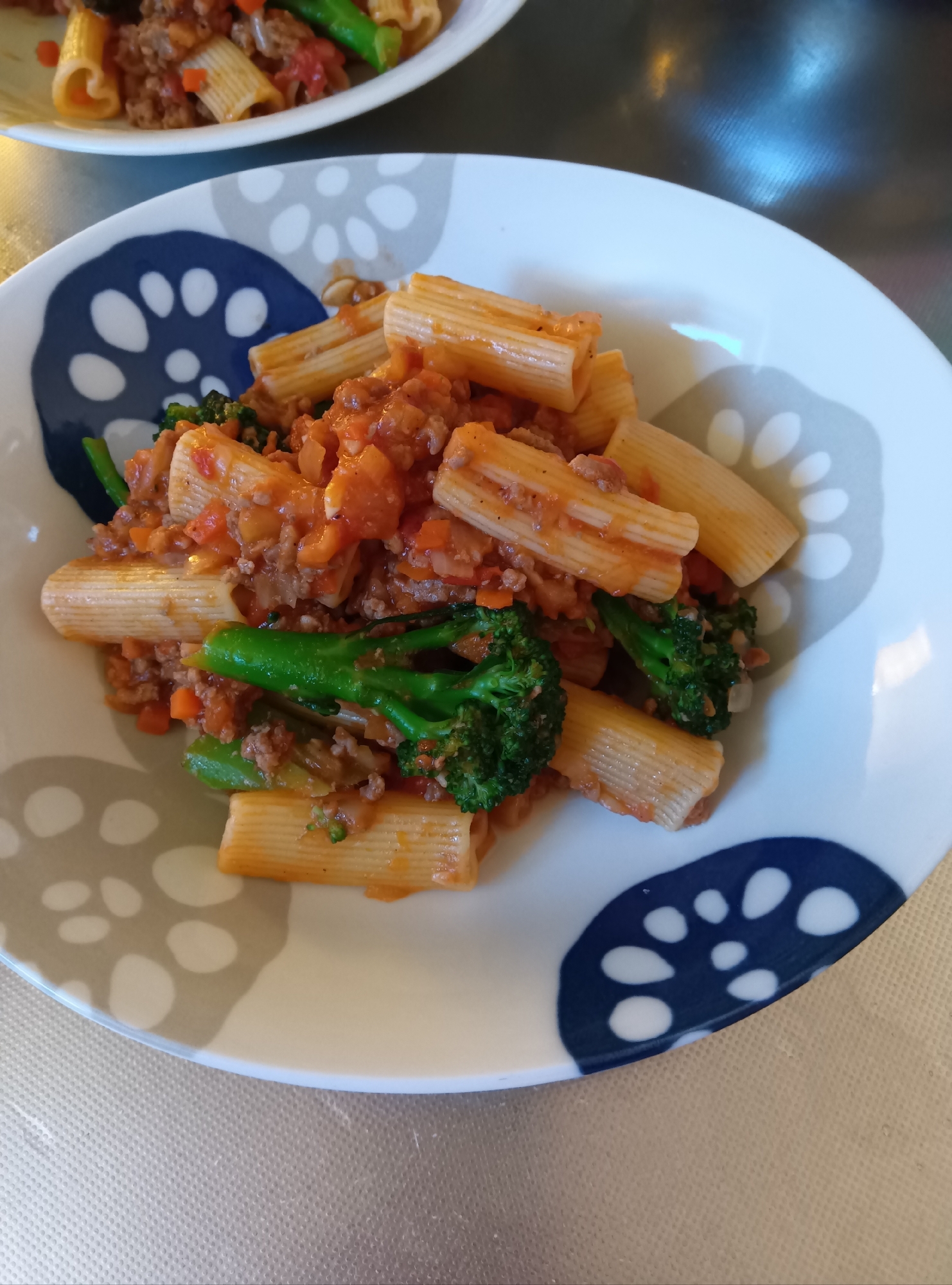 ブロッコリーとミートソースのショート パスタ