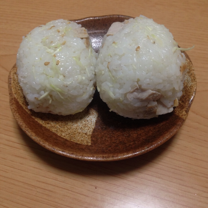 豚ロースとキャベツとゴマ★おにぎり(*^^*)