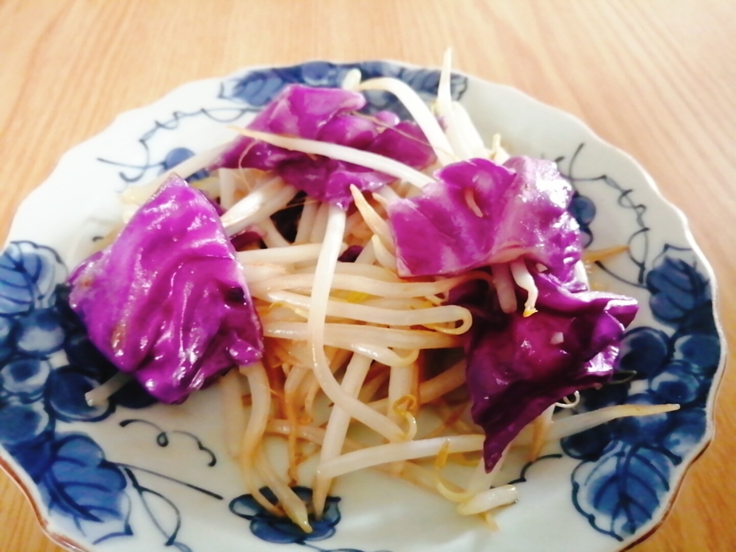 もやしと紫キャベツの炒め物