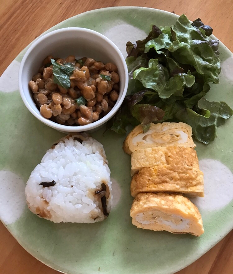 塩昆布おむすびと卵焼き、青じそ納豆の朝ごはん