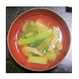 小松菜と油揚げの味噌汁（昆布だし）