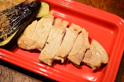 こんにちわ♪筋切りをすると、お肉が柔らかいですね (^_^)
焼き方で、ジューシーに仕上がりました☆
シンプルな味で美味しかったです♪
ごちそう様でした♥
