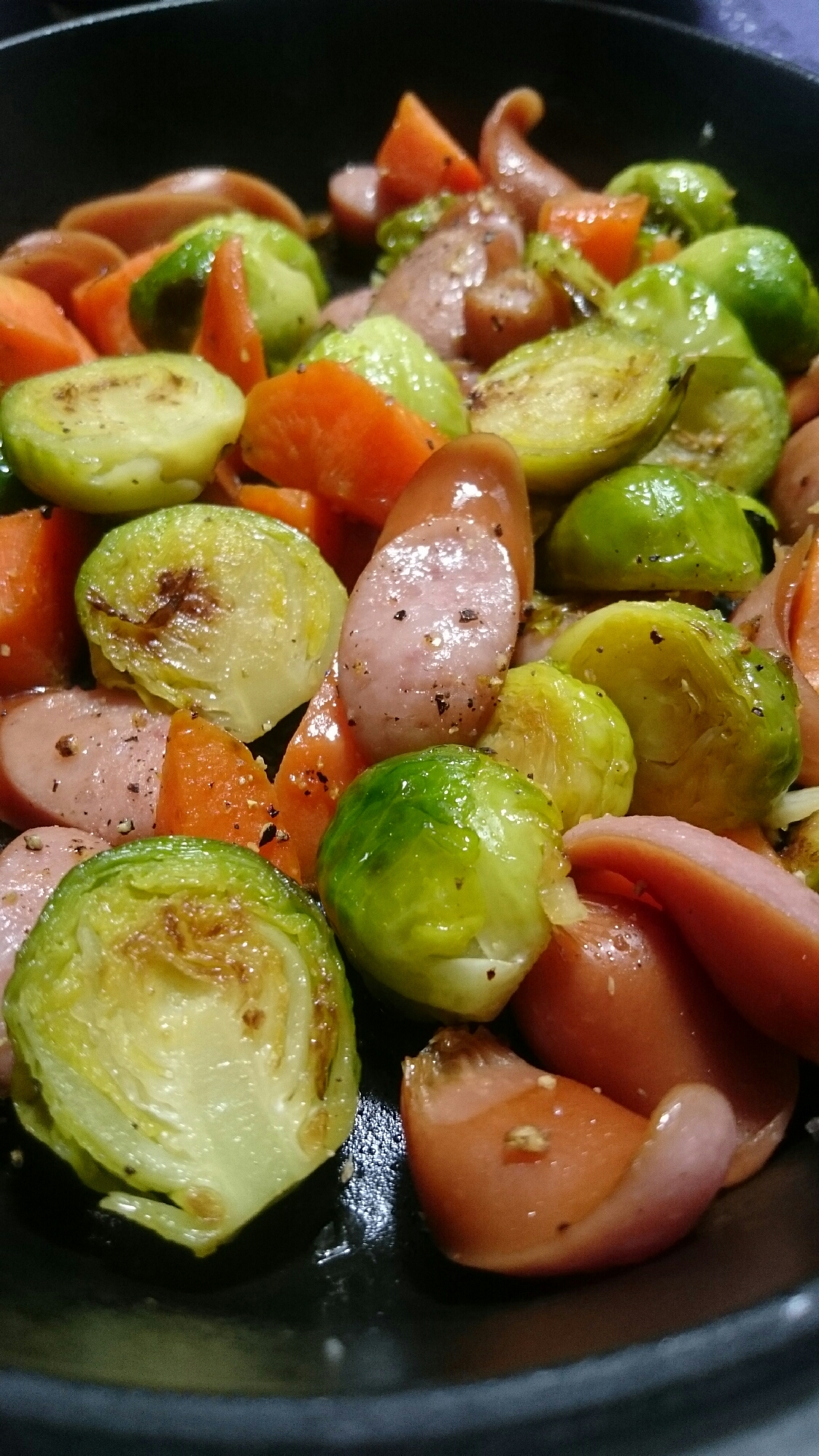 ストウブde 芽キャベツとウィンナーのソテー レシピ 作り方 By Mamichin555 楽天レシピ