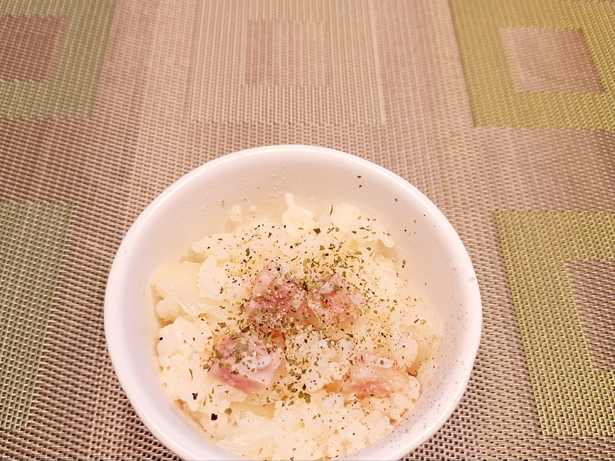 新玉ねぎを丸ごと入れて！ベーコンの洋風炊き込みご飯