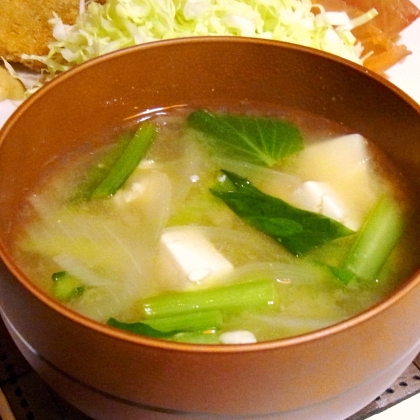小松菜と玉ねぎと豆腐のお味噌汁