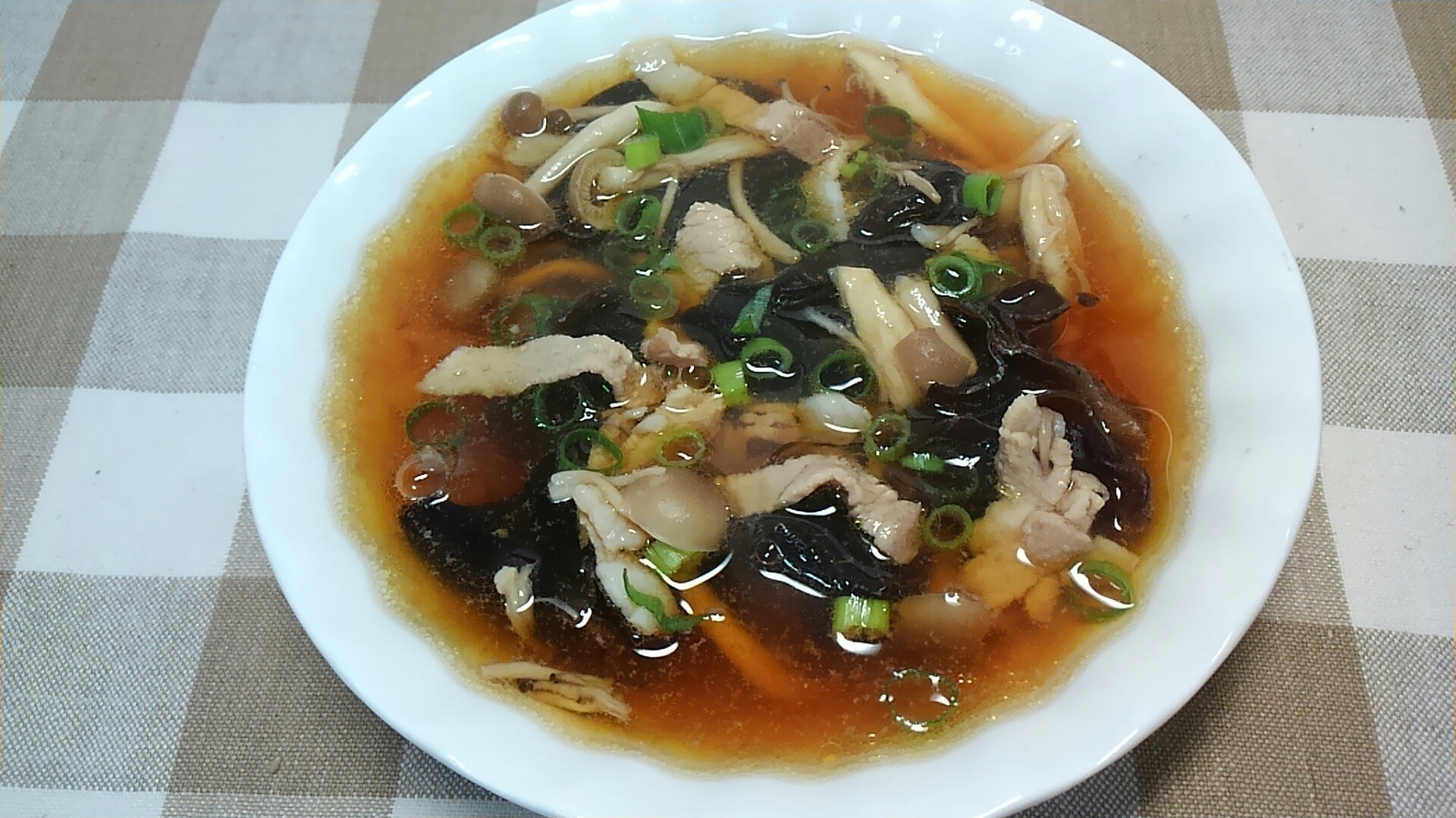 キクラゲと豚肉としめじの中華スープ☆