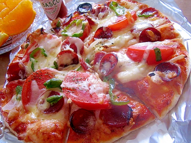 とろ～り♪トマトとサラミのたっぷりチーズピザ☆