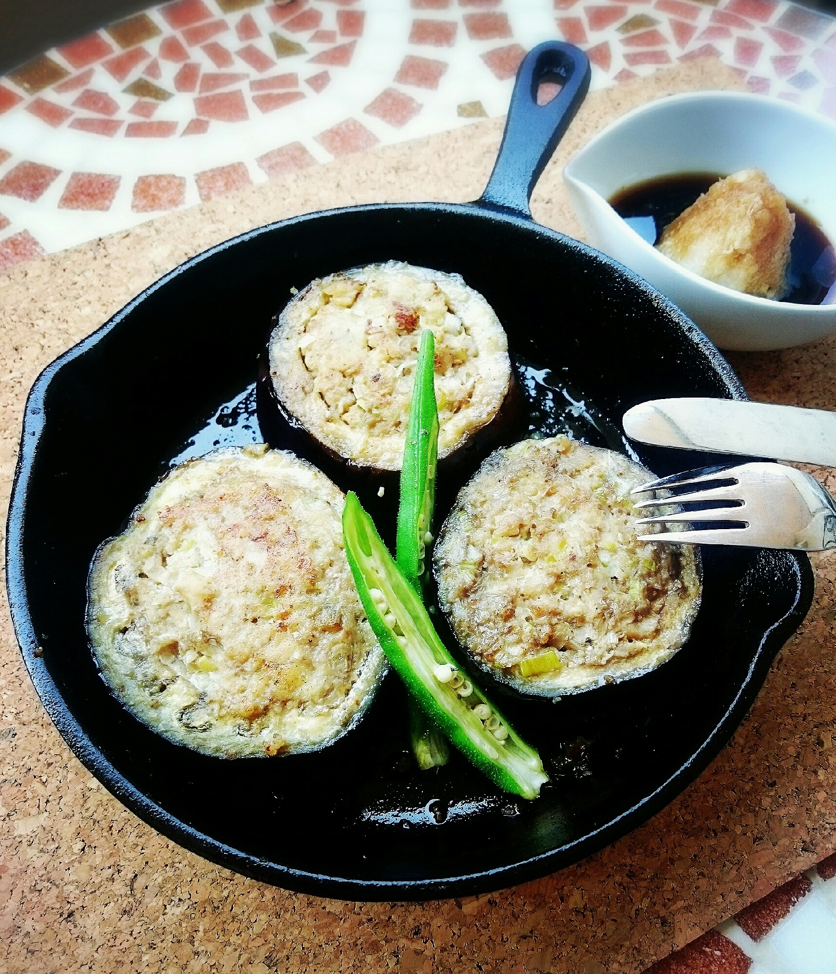 スキレットで米ナスの肉詰め