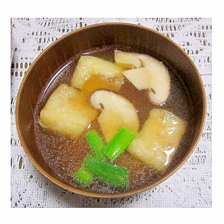 椎茸・長ネギ・油揚げの味噌汁（昆布だし）