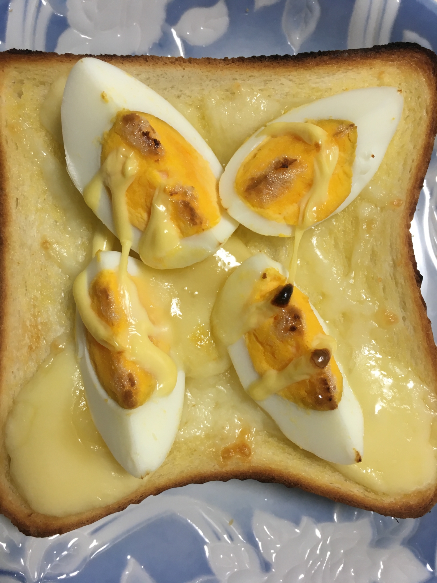 チーズとゆで卵のオープンサンド