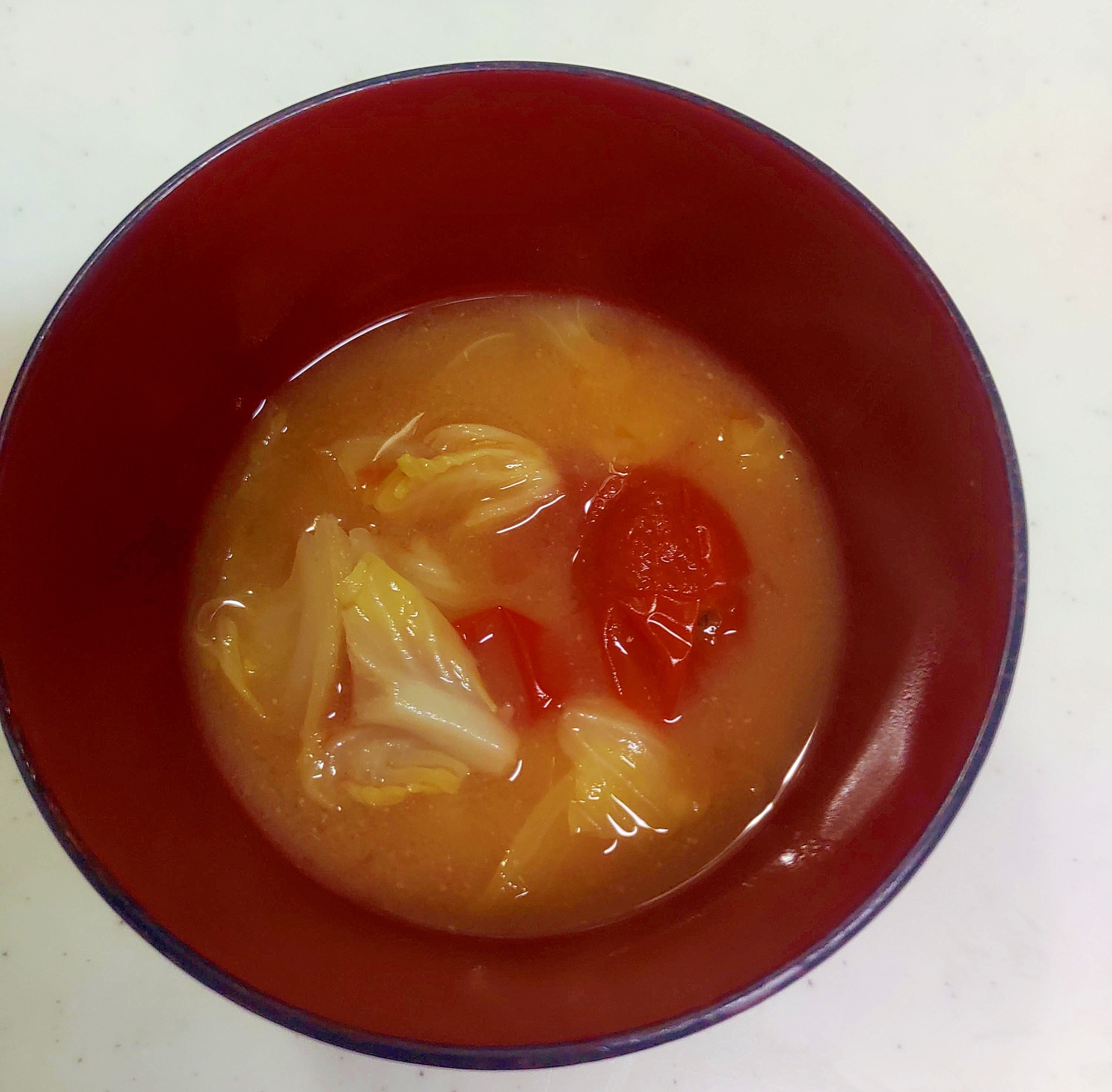 ミニトマトとキャベツの味噌汁