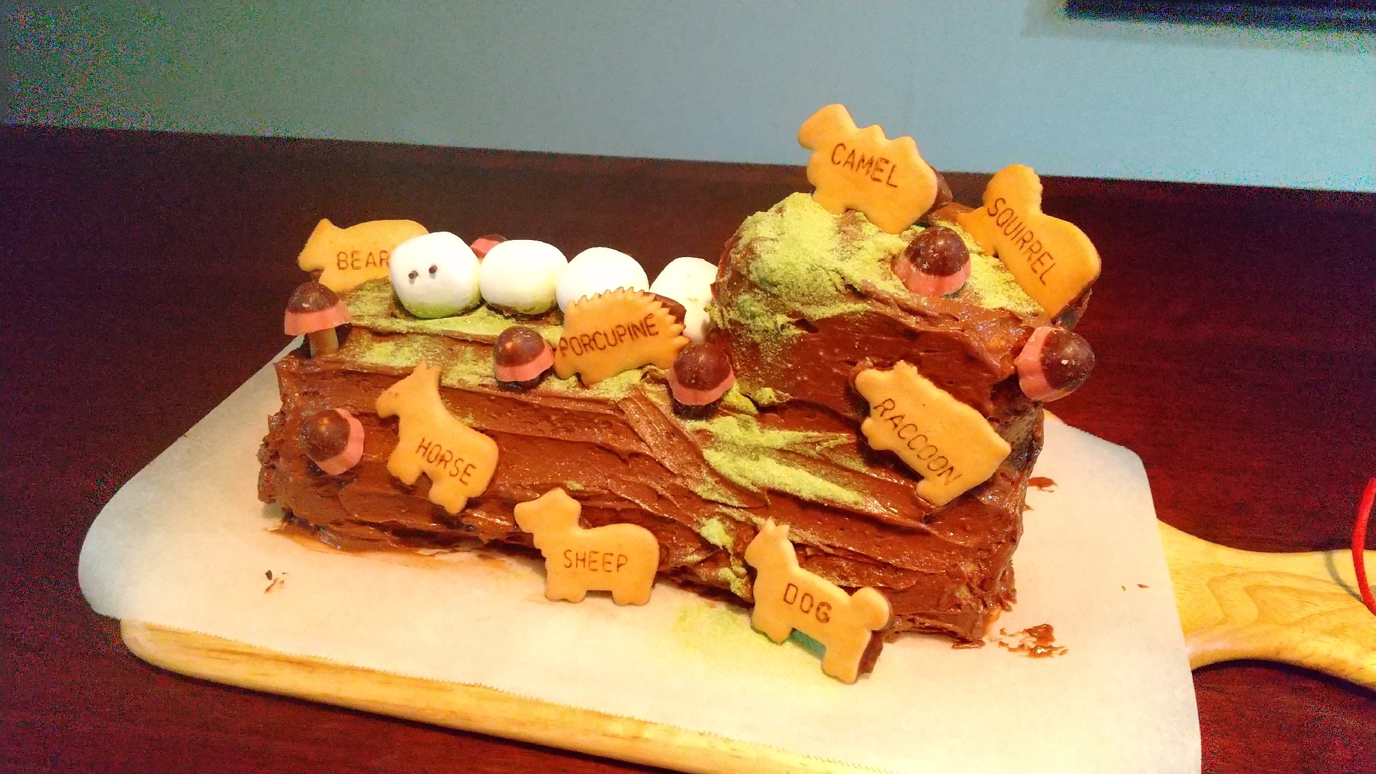 簡単 ロールケーキでブッシュドノエル どうぶつの森 レシピ 作り方 By ととろとさつき 楽天レシピ