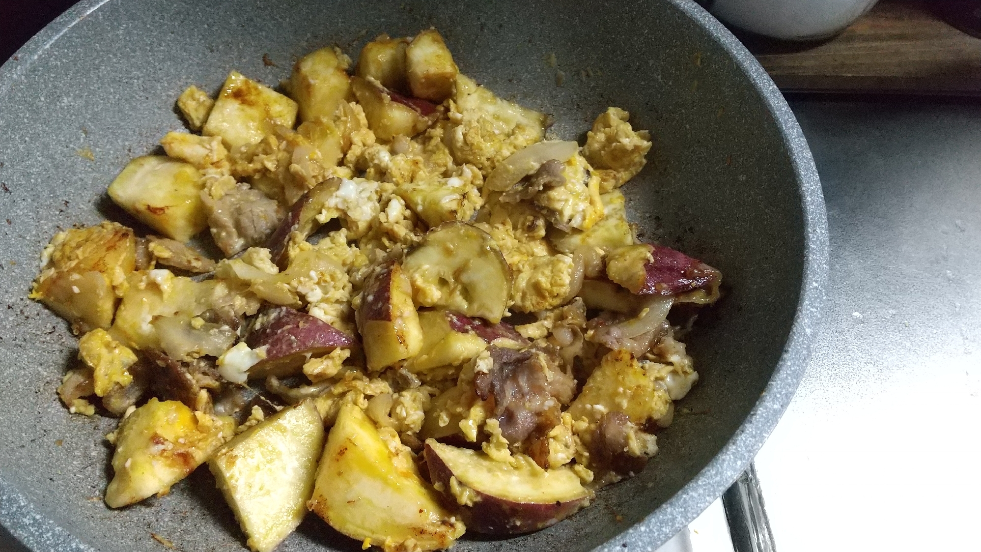 サツマイモと豚肉のカレー粉炒め