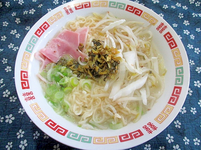 ベーコンと高菜と蒸し野菜のとんこつラーメン