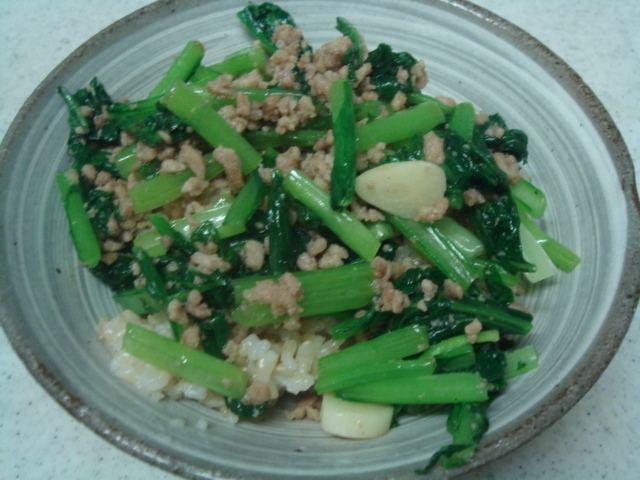 小松菜と豚挽き肉のニンニク塩炒め丼 レシピ 作り方 By ねあっっ 楽天レシピ