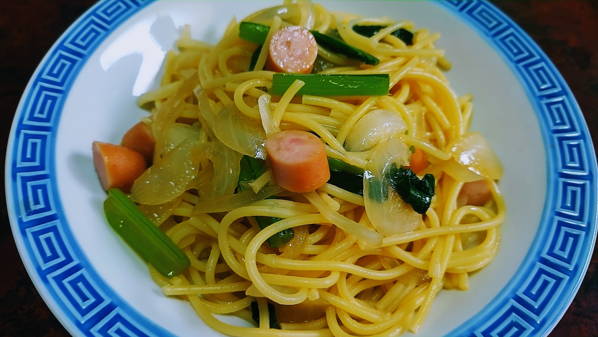 ウインナーと玉ねぎと小松菜の白だし醤油パスタ