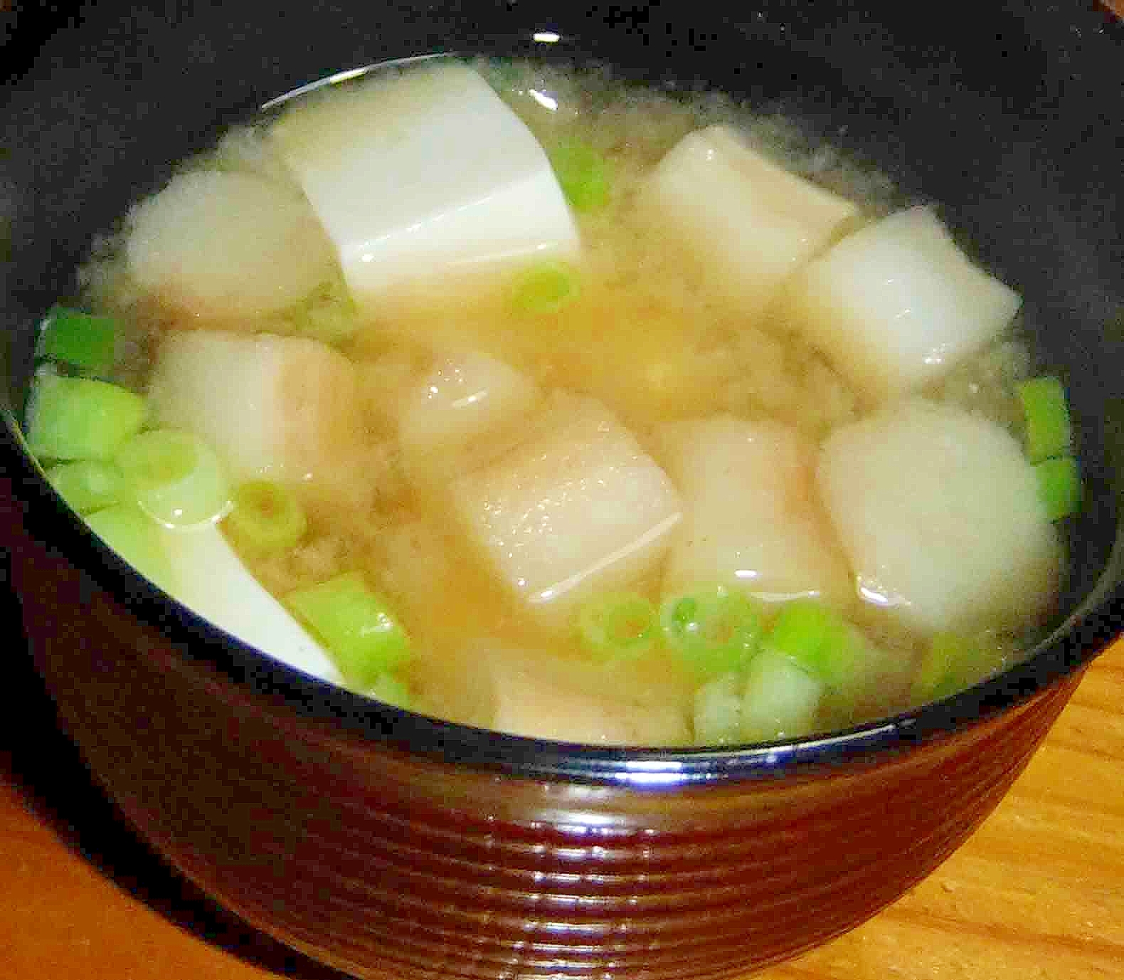 豆腐とお麩と葱のお味噌汁
