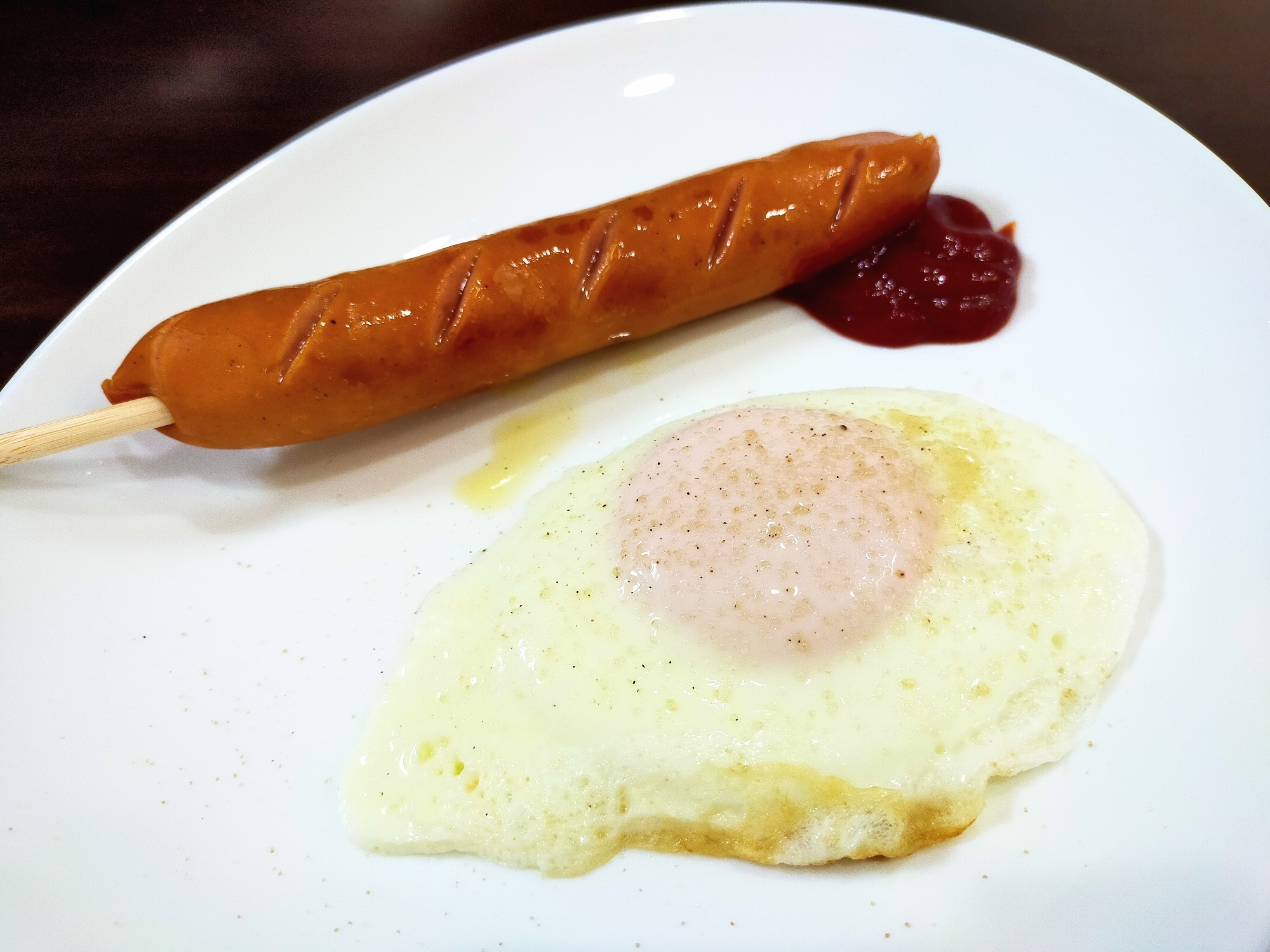 フランクフルトと目玉焼きの朝食☆