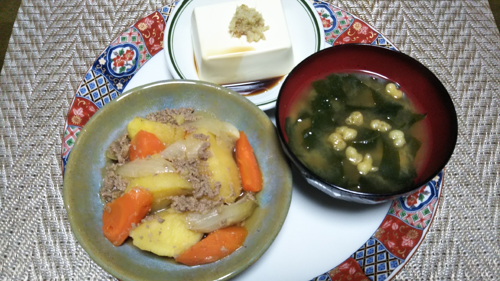 ひき肉の肉じゃがとワカメ天かす味噌汁と生姜冷奴☆