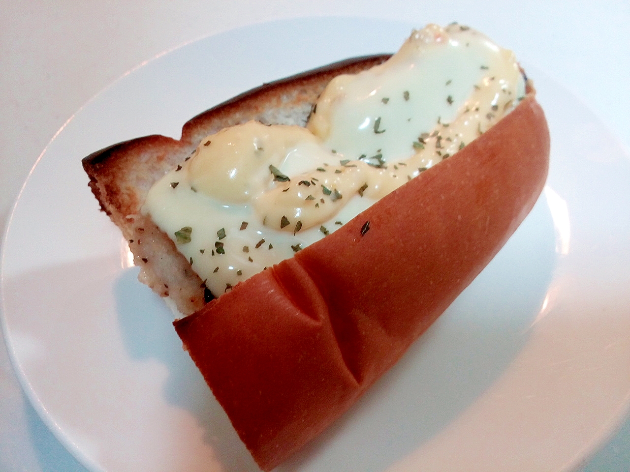 チキンソテーとスライスチーズの味付きロールパン