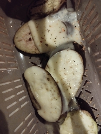 ナスの2種のチーズ乗せおつまみ