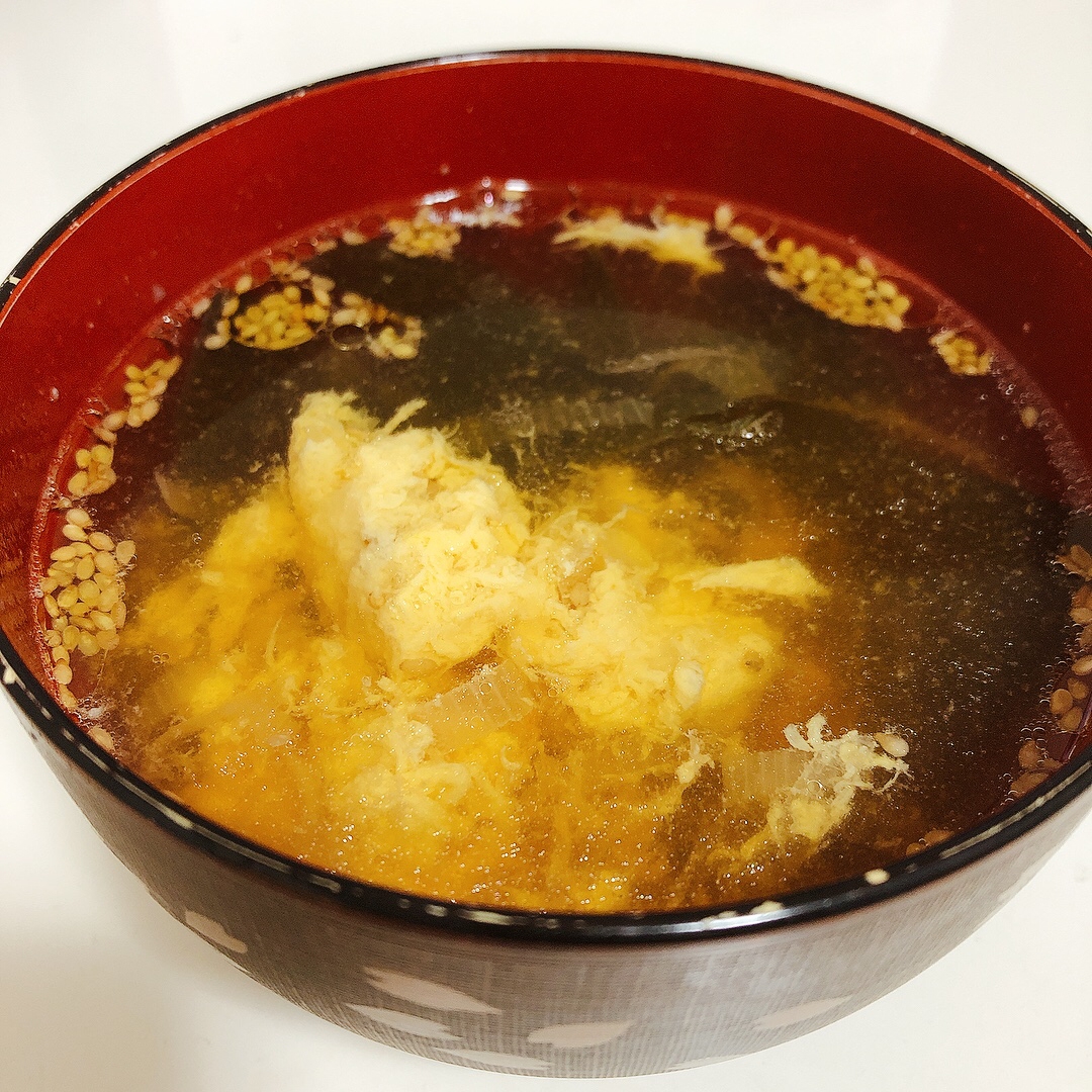 鶏皮で出汁をとった優しい味のワカメスープ♪