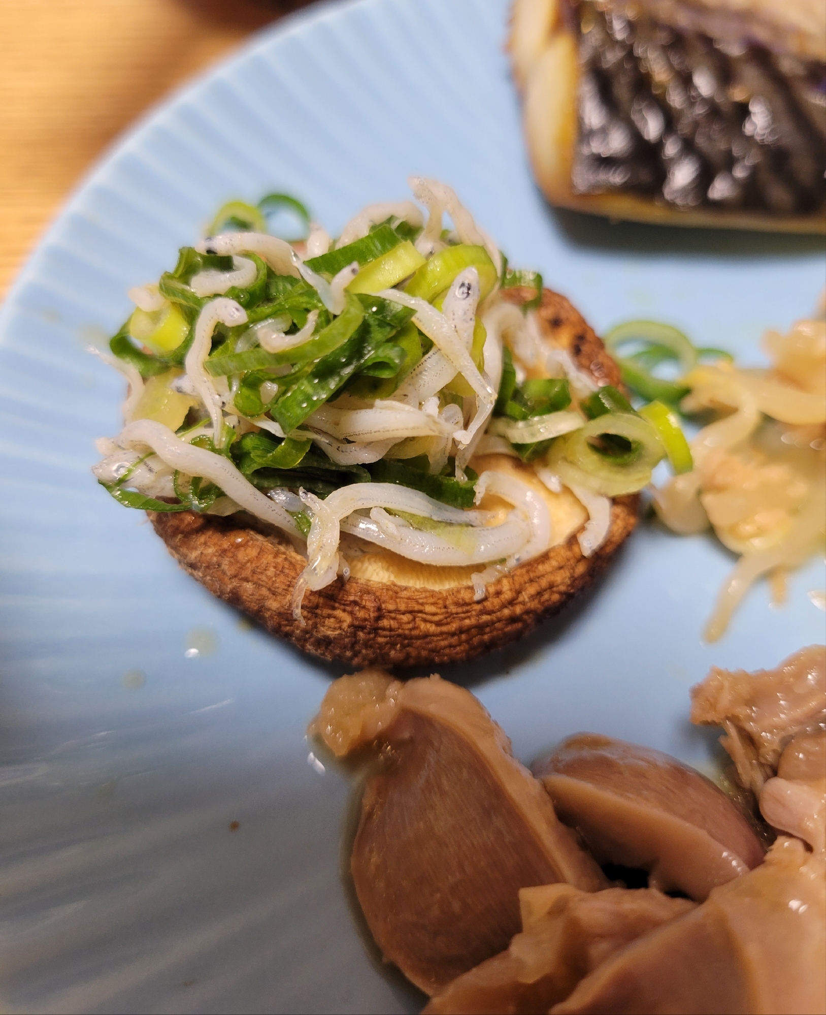 シンプルに上手い！焼き椎茸のねぎじゃこ乗せ