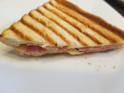 お昼を豪華に！豚バラ肉のホットサンド