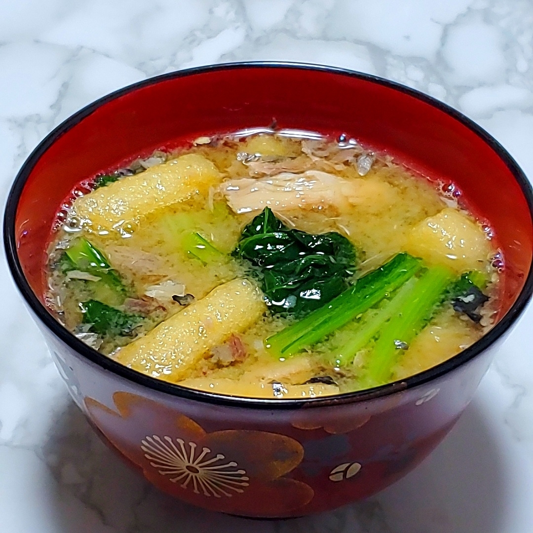 小松菜と油揚げの鯖缶味噌汁