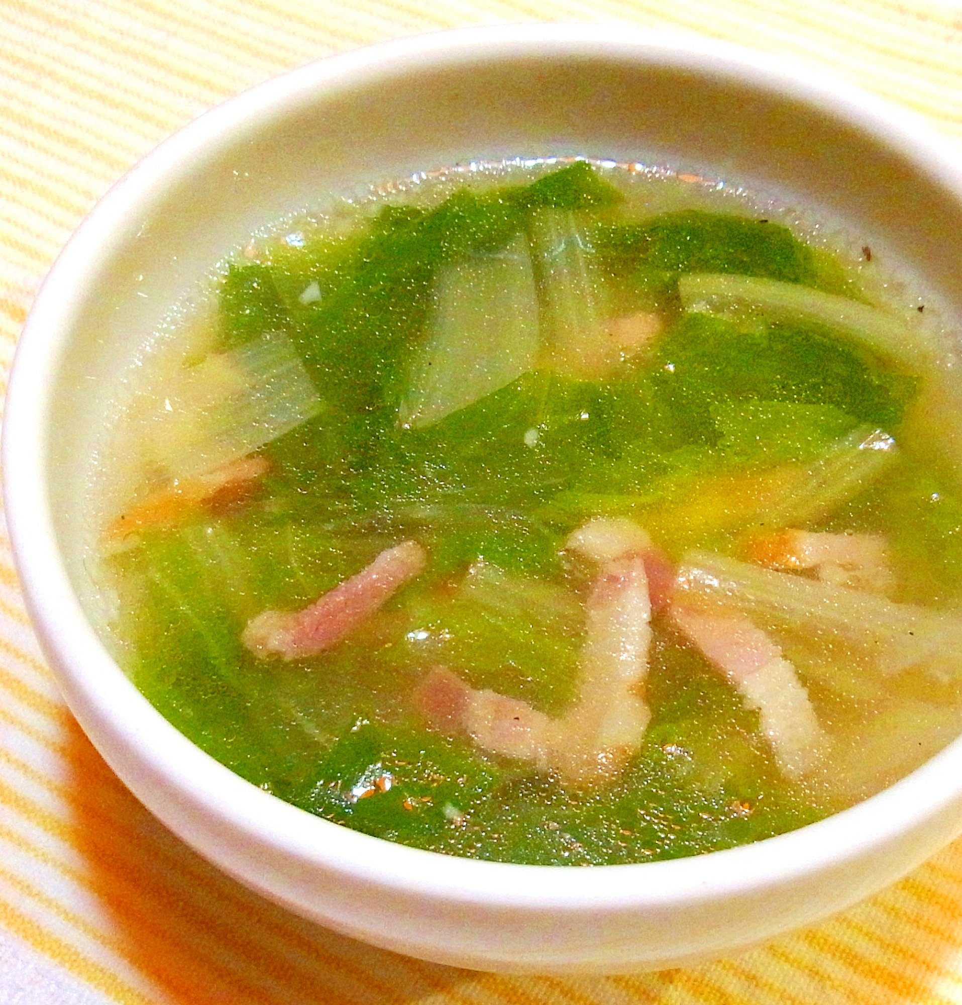 カップによそった山東菜とベーコンのスープ