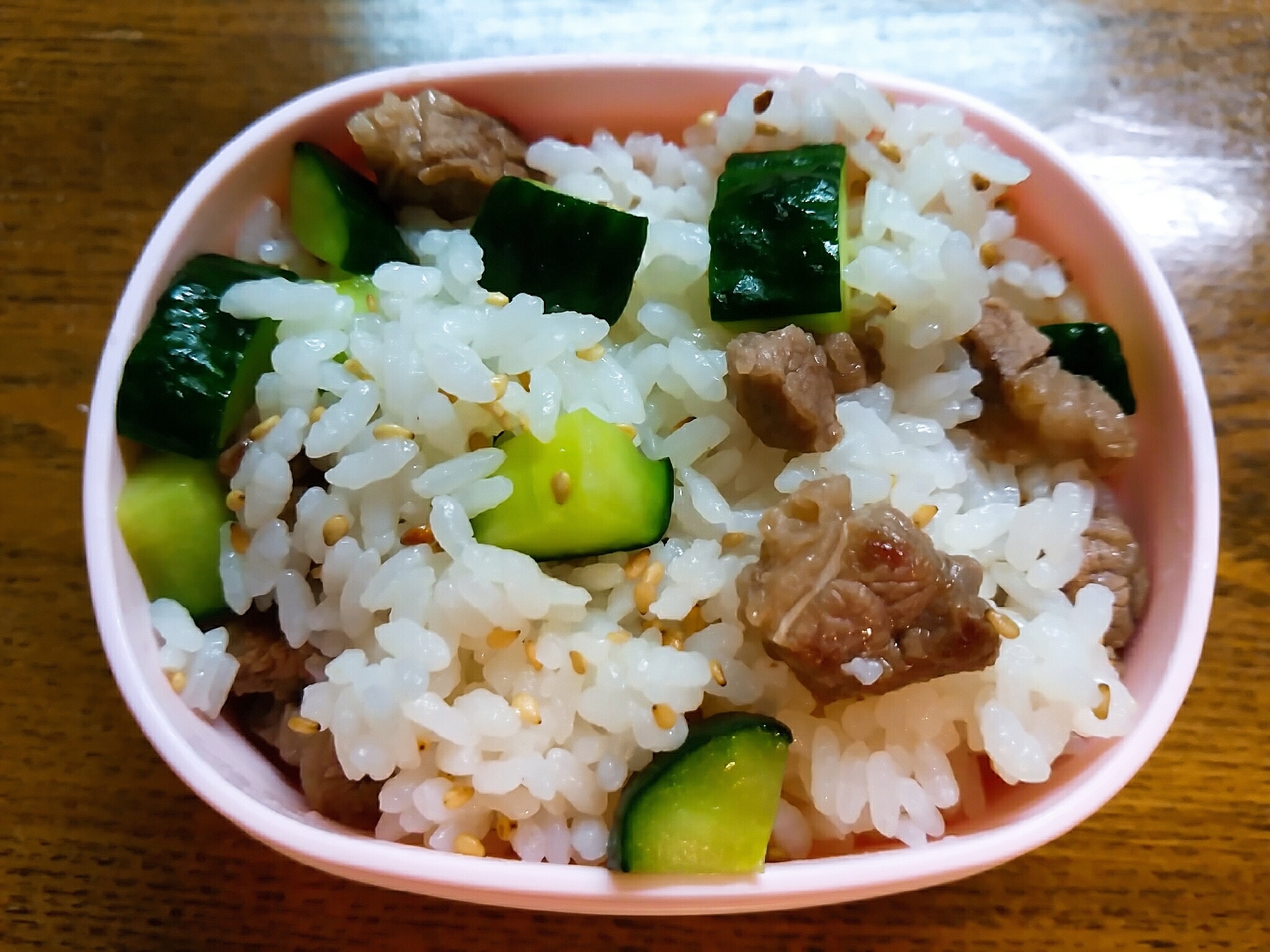 牛角切り肉と胡瓜の寿司飯