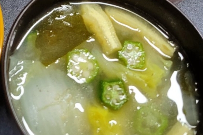 キャベツとおくらの味噌汁°･:✿.*