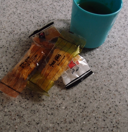 朝晩肌寒くなってきたので、風邪予防に生姜の緑茶を作って、和菓子を美味しく頂きました
ご馳走様でした