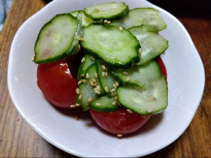 きゅうりとミニトマトとベビーチーズのサラダ