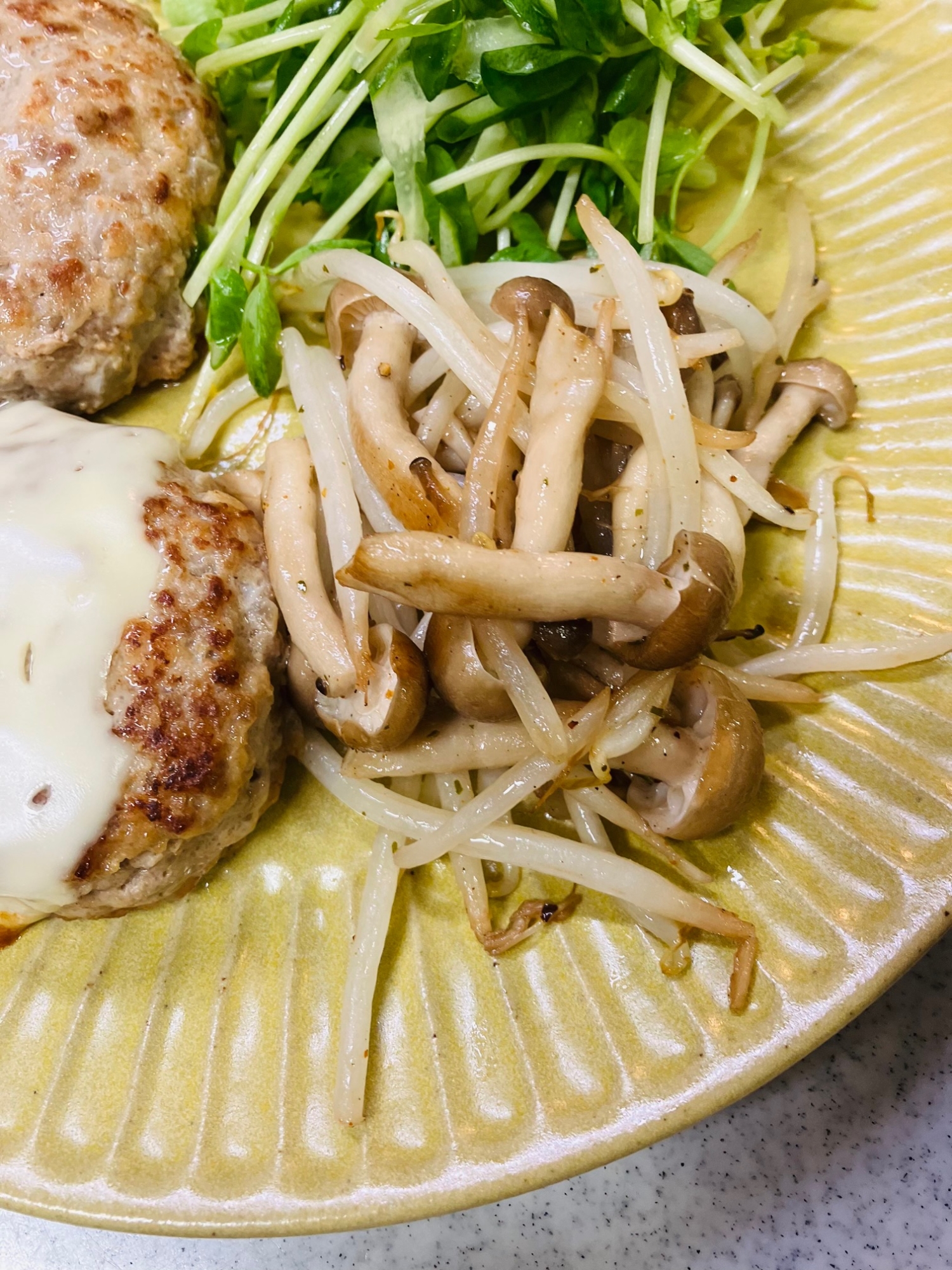 ハンバーグの付け合せ♪もやしとしめじのスパイス炒め