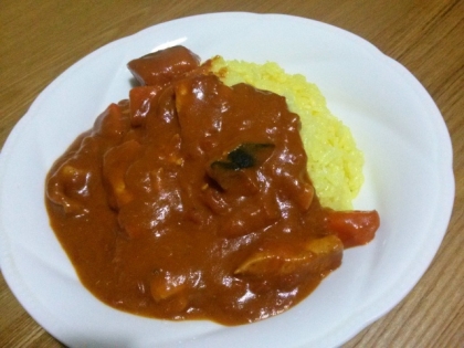 ニンジンとカボチャも加えて作ってみました！
ガラムマサラで本格的なカレーに変身ですね