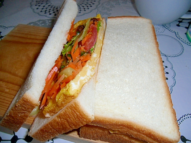 卵焼きと野菜のサンドイッチ