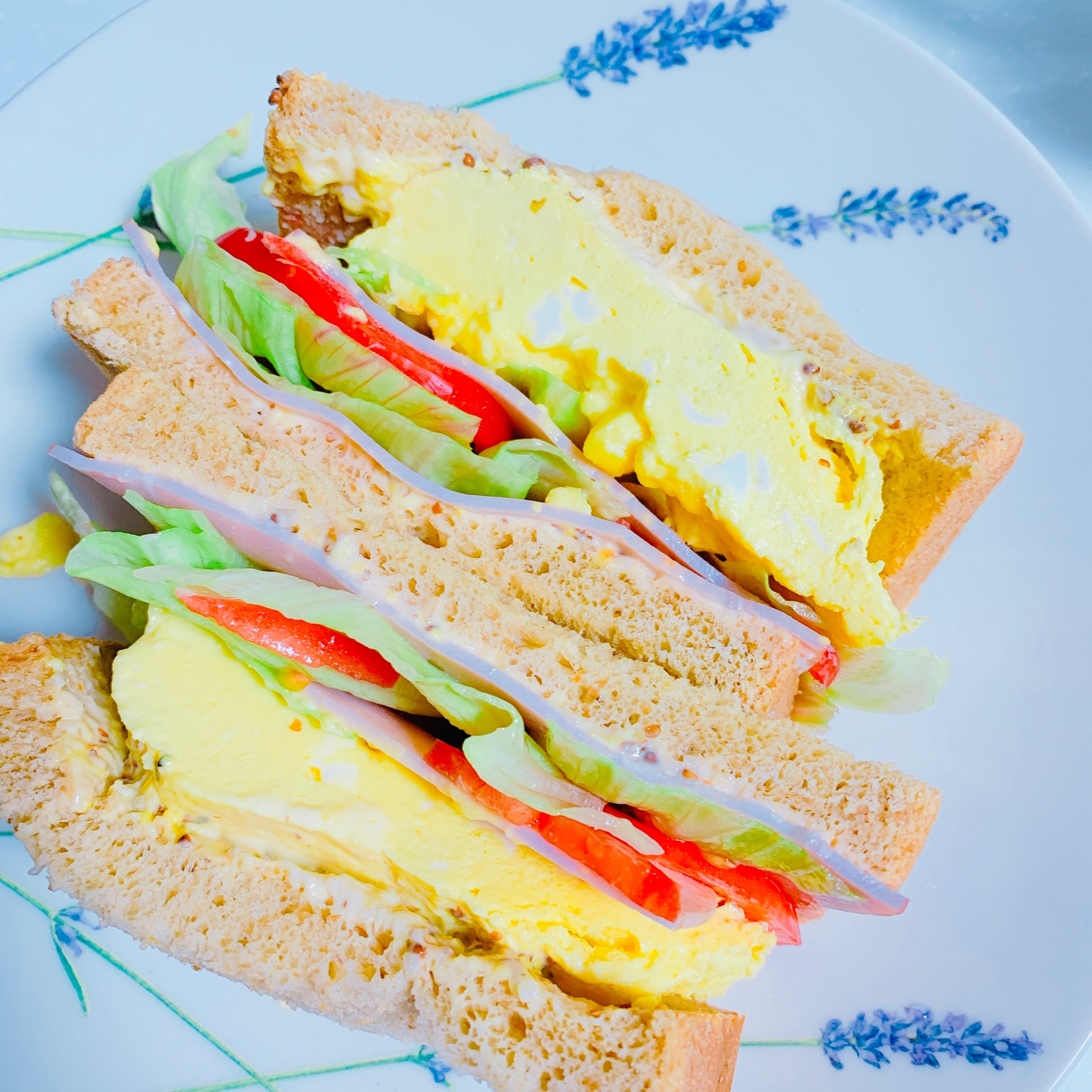 ボリュームたっぷり厚焼き卵を入れてのサンドイッチ