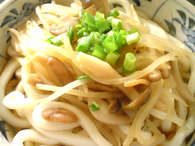 きのこともやしのぶっかけうどん