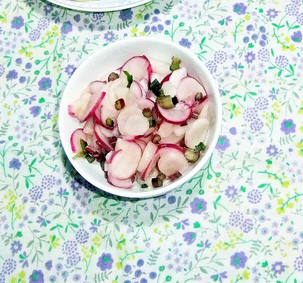 白色の器に盛られた日野菜の即席漬け